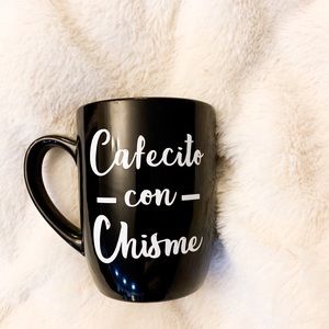 Cafecito con chisme mug